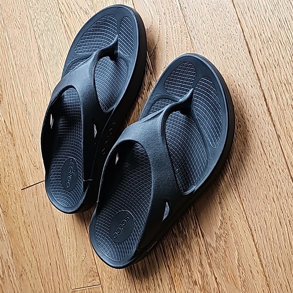 OOFOS sandals, sz9